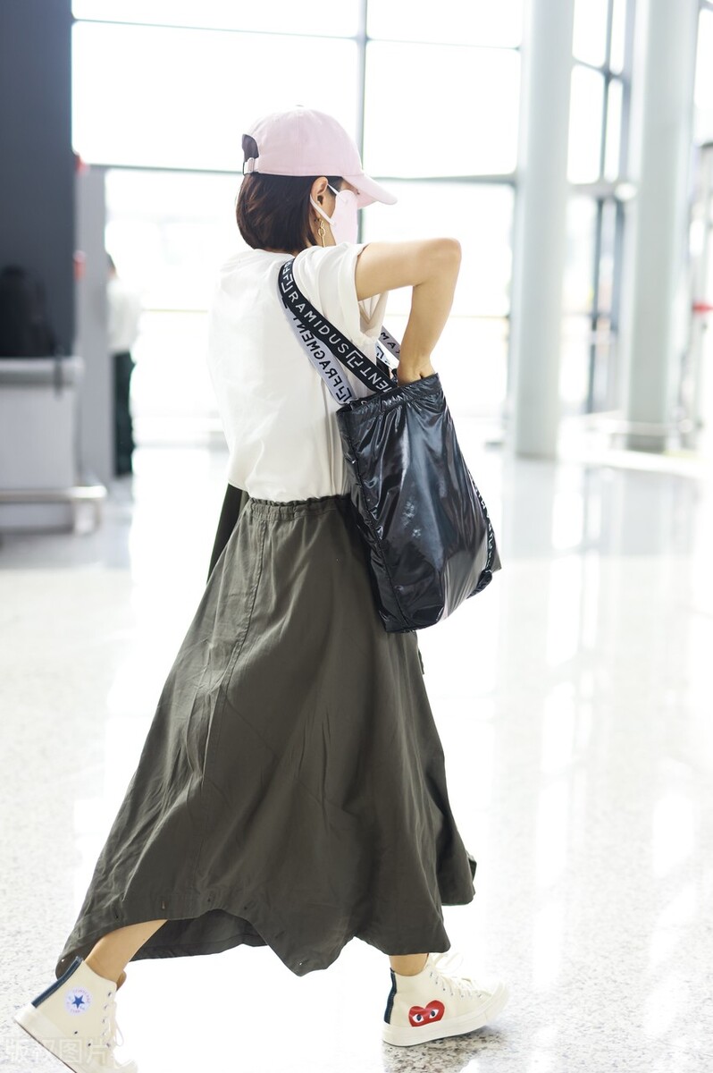 马伊琍最新穿搭羽绒服现身机场,马伊琍短裤现身机场