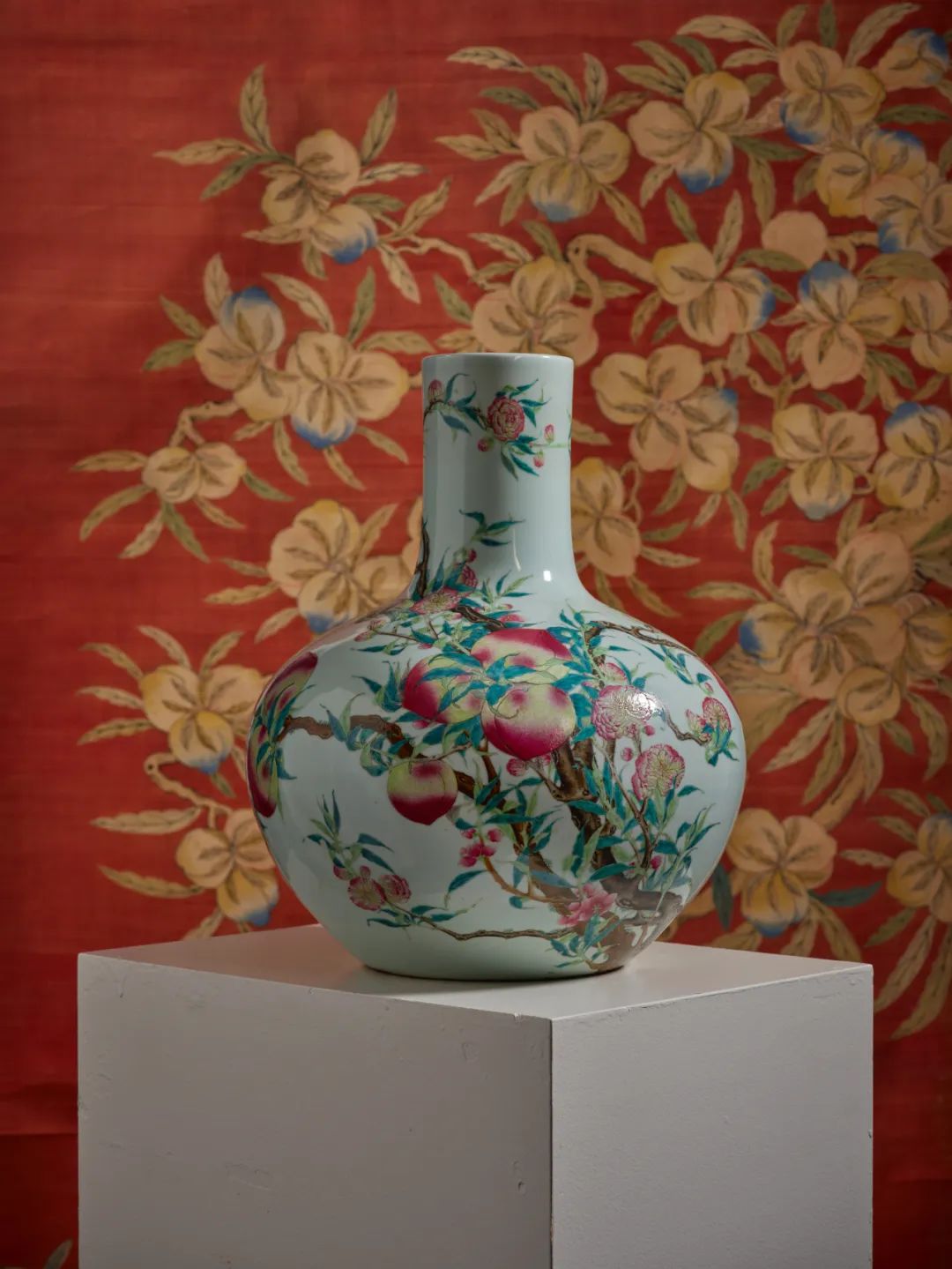 苏富比拍卖镂空八棱瓶,苏富比粉彩九桃纹天球瓶