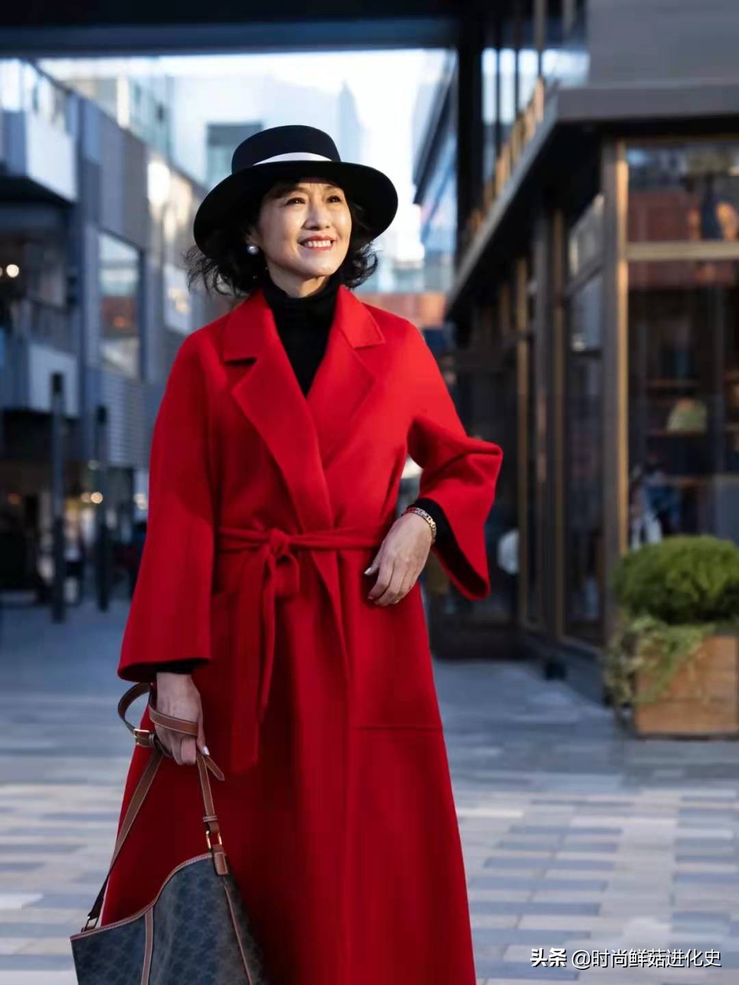 45岁穿什么颜色大衣显年轻气质,40多岁女人穿什么颜色大衣显年轻