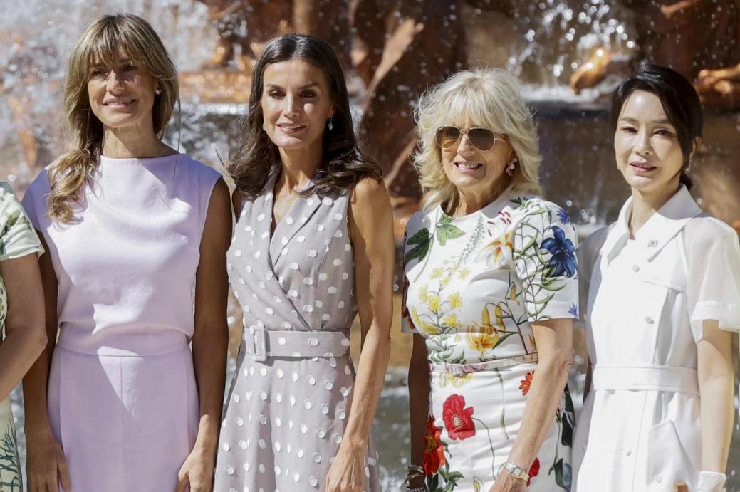 韩国夫人穿西服配半身裙,韩国总统夫人穿红色连衣裙