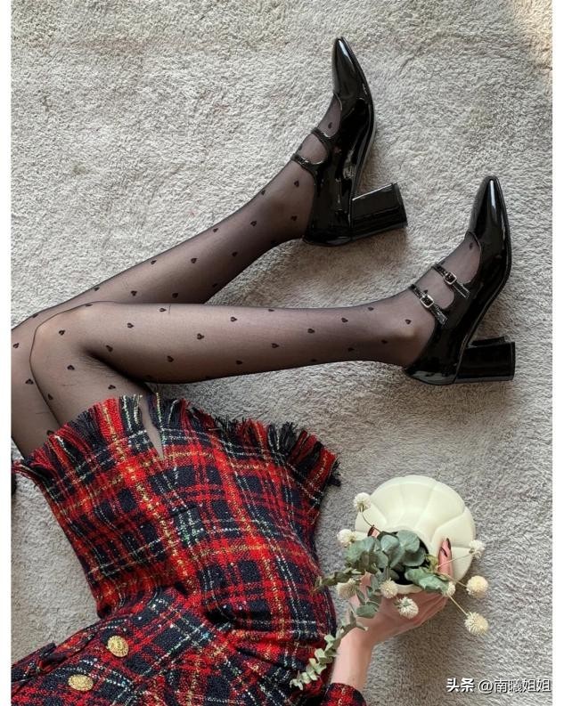 最近火了一种新穿法叫“黑丝+玛丽珍鞋”！难得一见的洋气、高级