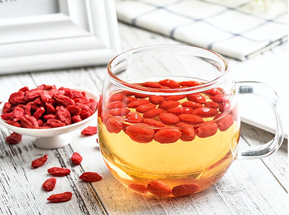 男人40岁身体一道坎,男人40一道坎出现6种症状要小心