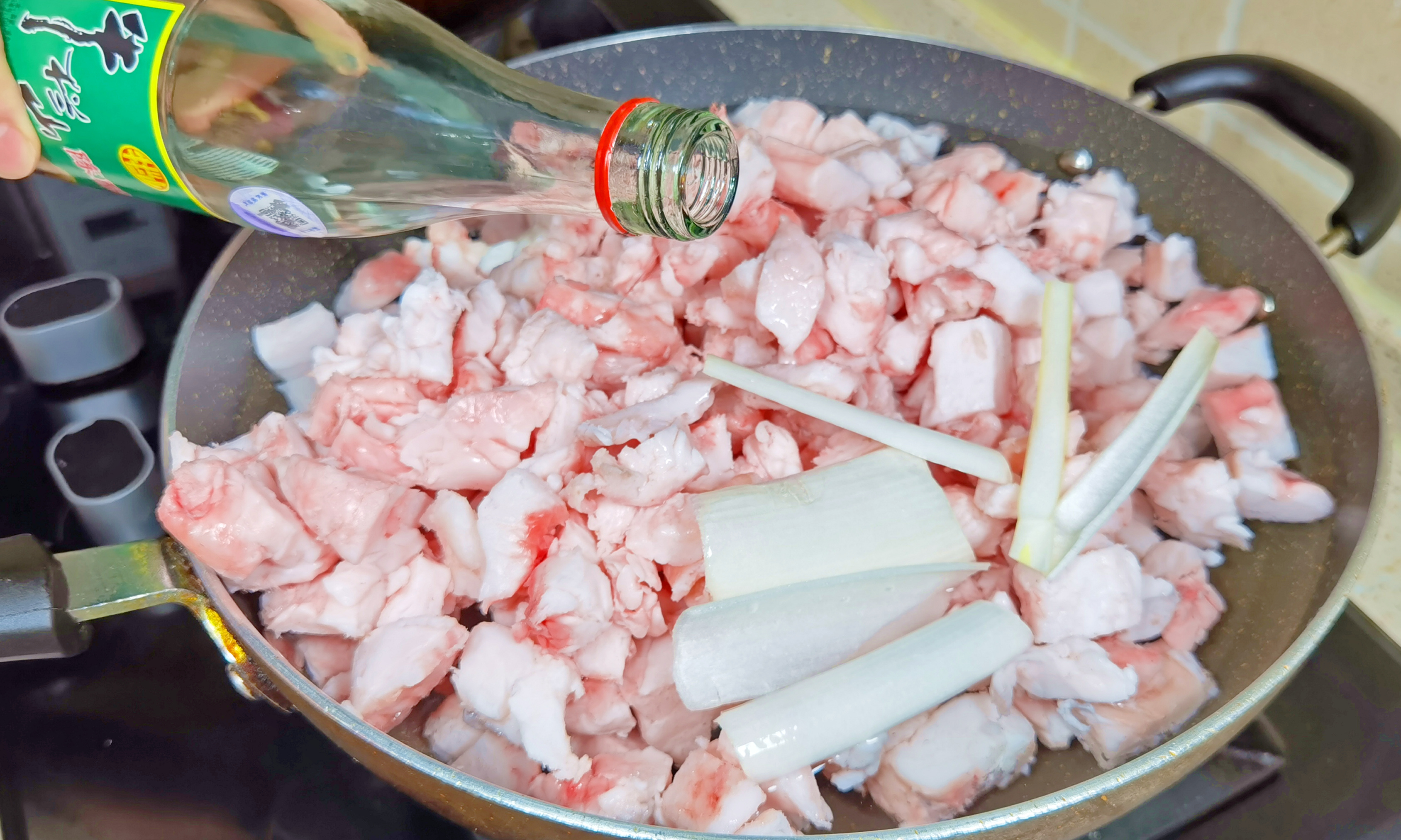 猪油油渣吃了有什么好处,猪油到底有益还是猪油渣有害