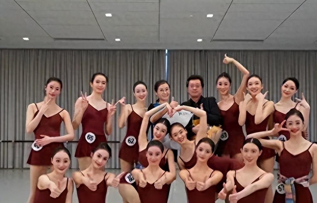 许家印歌舞团队演员照片,许家印歌舞团队演员状况