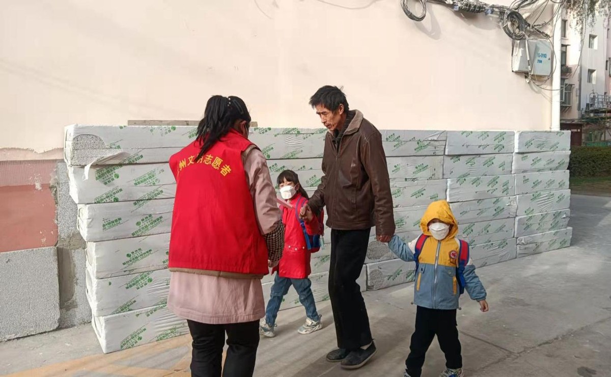 西固区陈坪街道福利东路社区开展“高空作业·安全第一”主题宣传活动