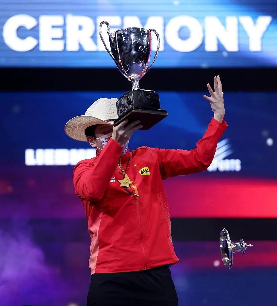 樊振东遭奖杯盖砸头,樊振东遭奖杯盖砸头和马龙对比