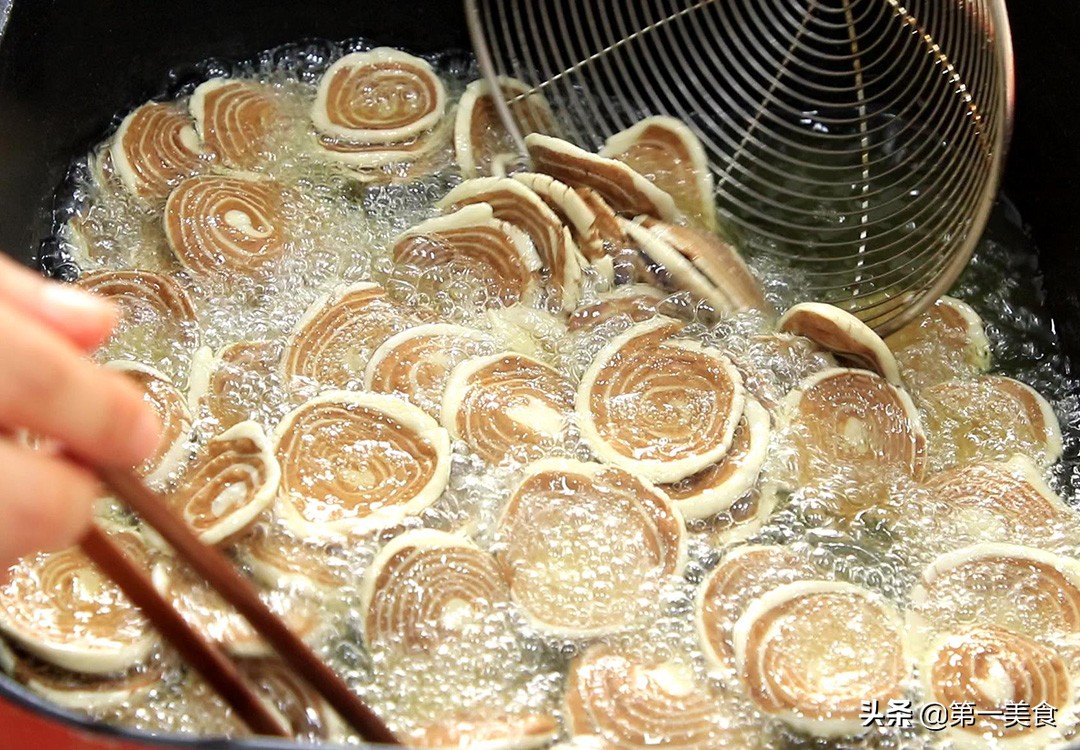 一碗面粉俩鸡蛋做低糖少油小零食,一碗面粉2勺糖做出小零食