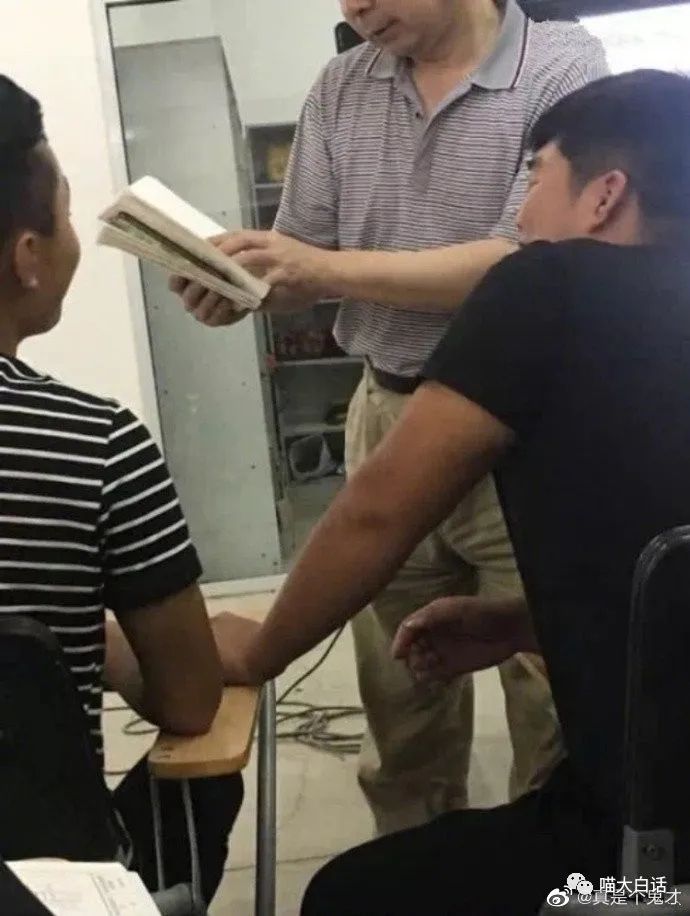 当富豪看到自己的国家队输球后...哈哈原来有钱人也会不高兴！