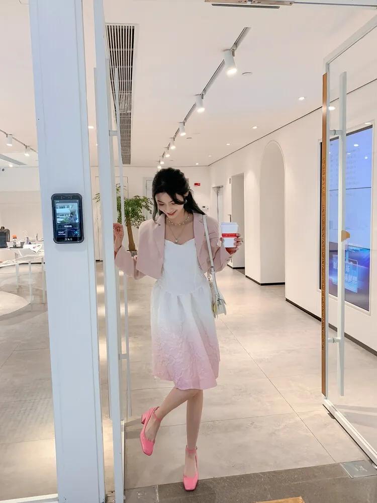 他很痴迷我穿的这双鞋子