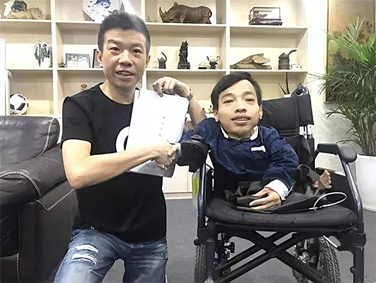 案例：袖珍总裁李创利：身高不到1米，赚3亿娶1.7米女秘书