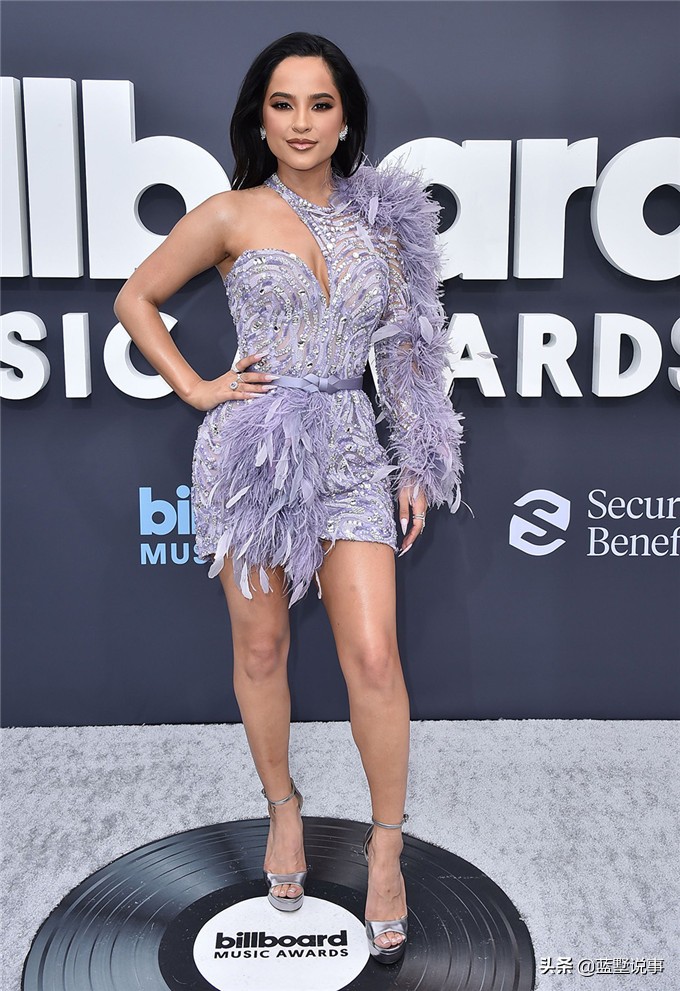 红色高跟鞋和迷你裙,高跟鞋轻奢小众高级感女裙