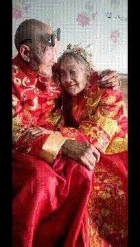 妹子，你的背的包很别致啊，旁边兄弟盯得眼都直了，哈哈哈哈哈哈