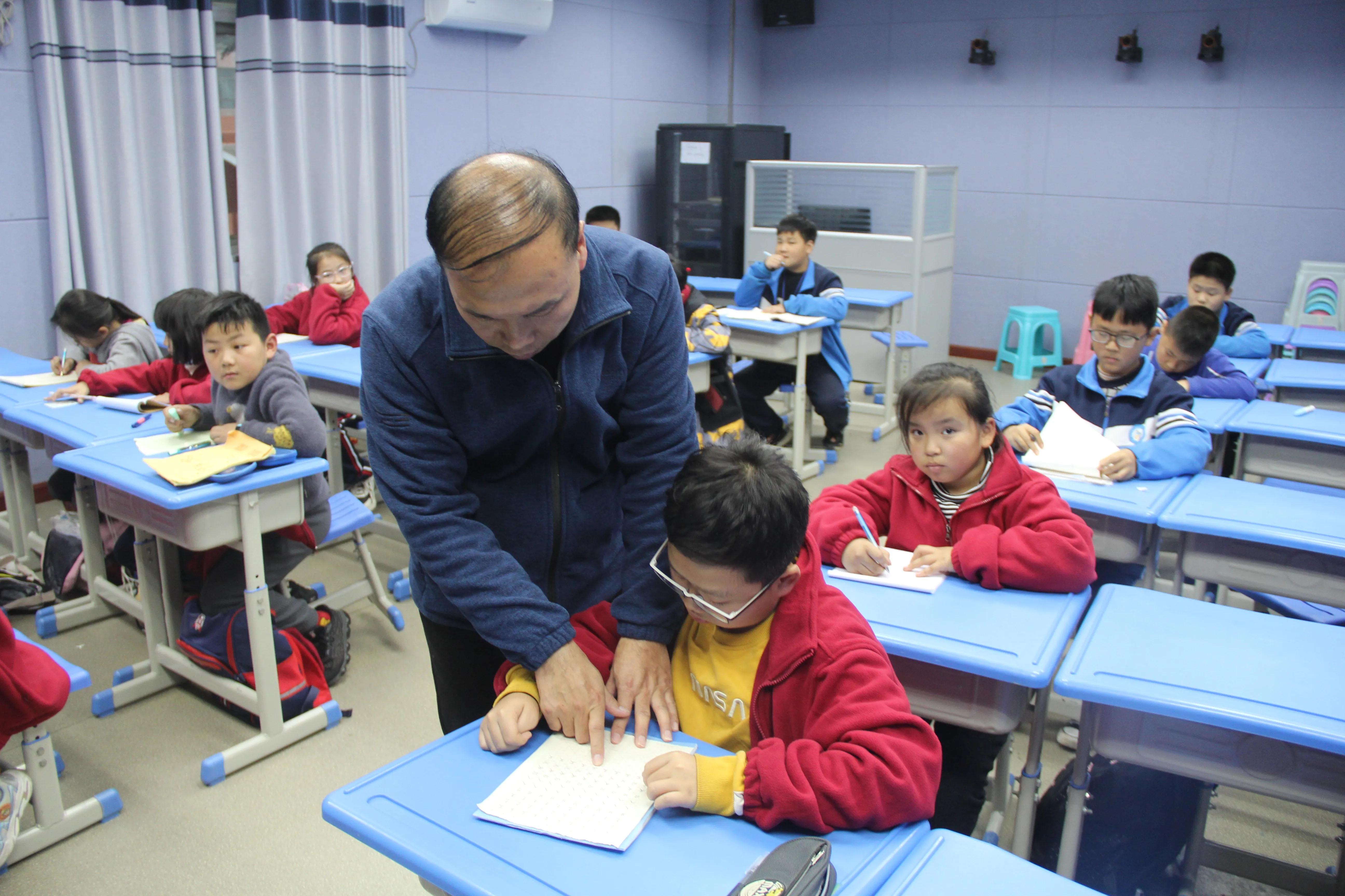 让文明之花在校园绽放板报,让文明礼仪之花开满校园班会