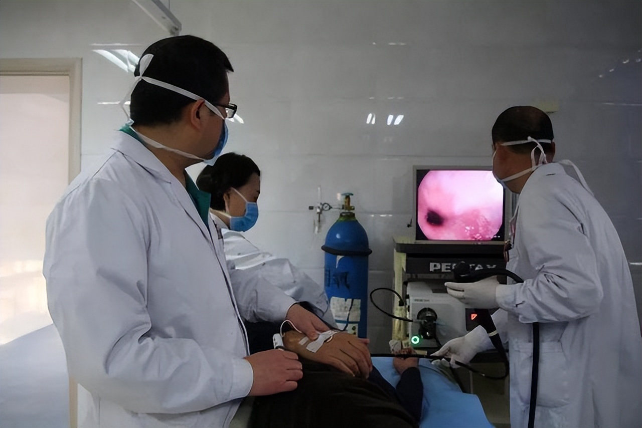 胃镜间隔多久做一次合适,胃镜多久做一次对身体有伤害吗