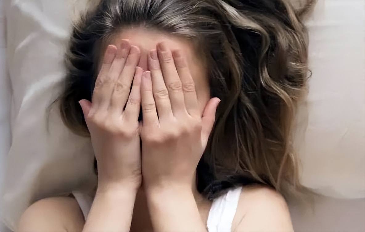 大脑开始“萎缩”时，身体一般会出现这4种反应，不妨仔细观察