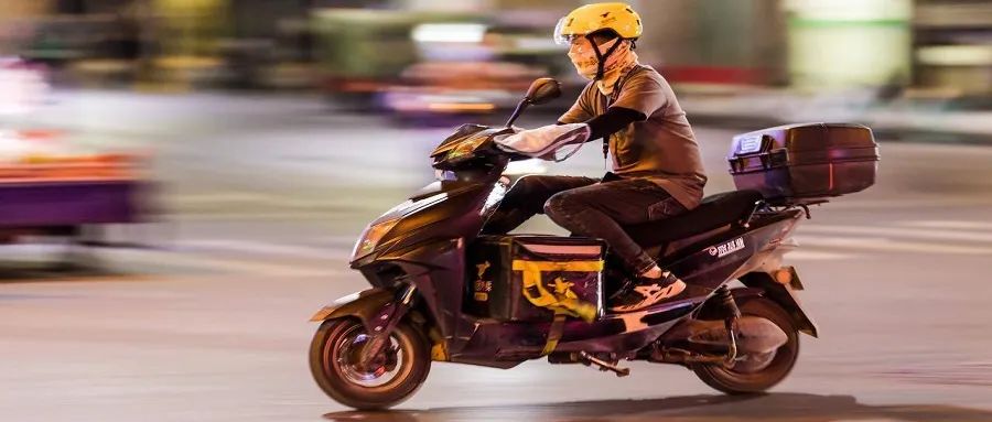 钓鱼外卖小哥,钓鱼外卖小哥水里送餐