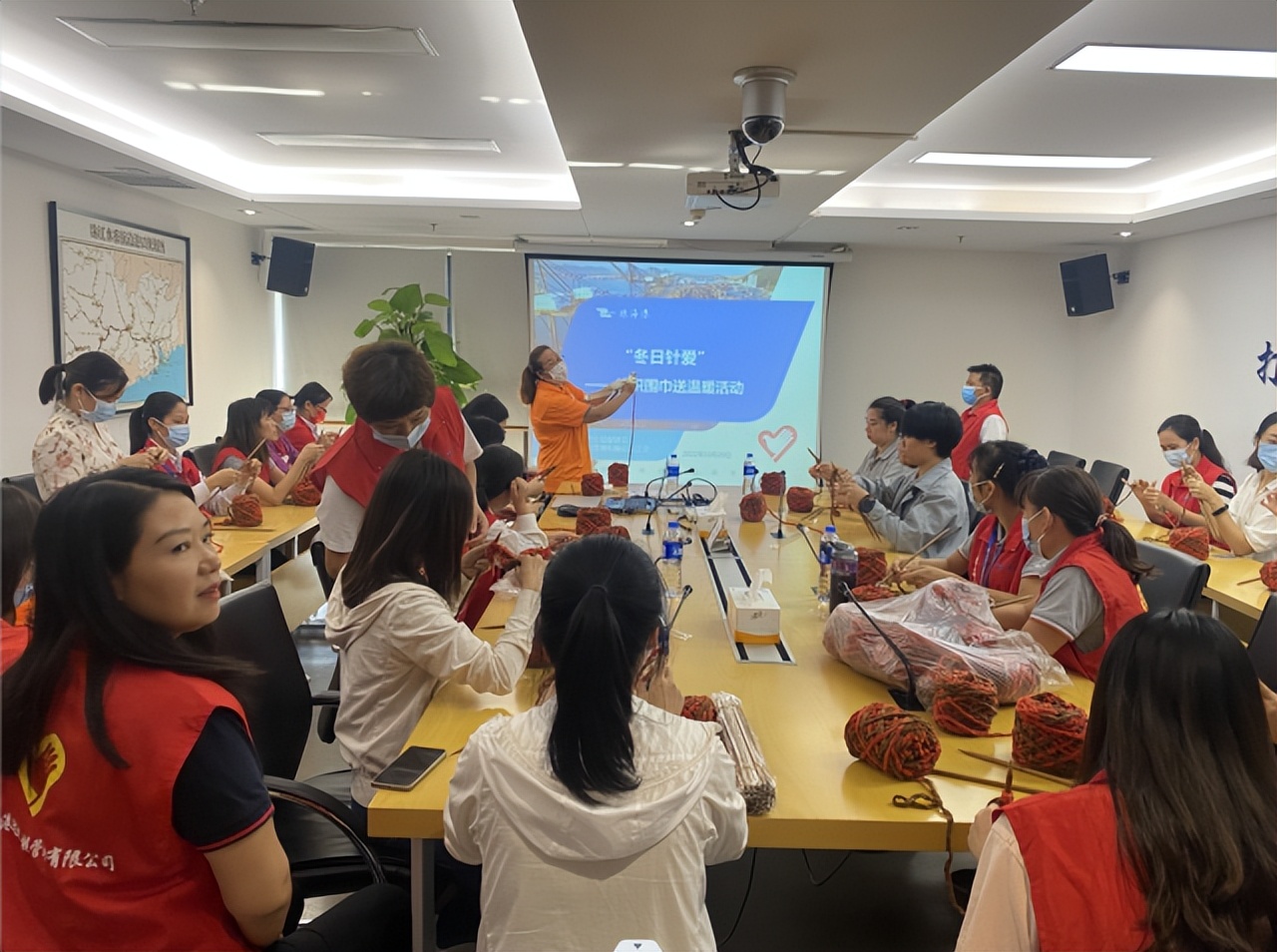 「广东珠海」冬日“针”爱港达携手明珠开展编织围巾送温暖活动