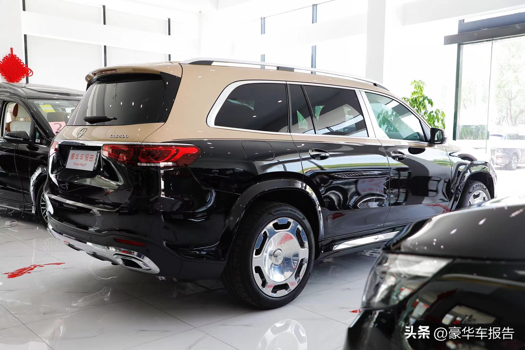 奔驰gls600迈巴赫2022款4座版,奔驰gls400跟迈巴赫的gls600不同