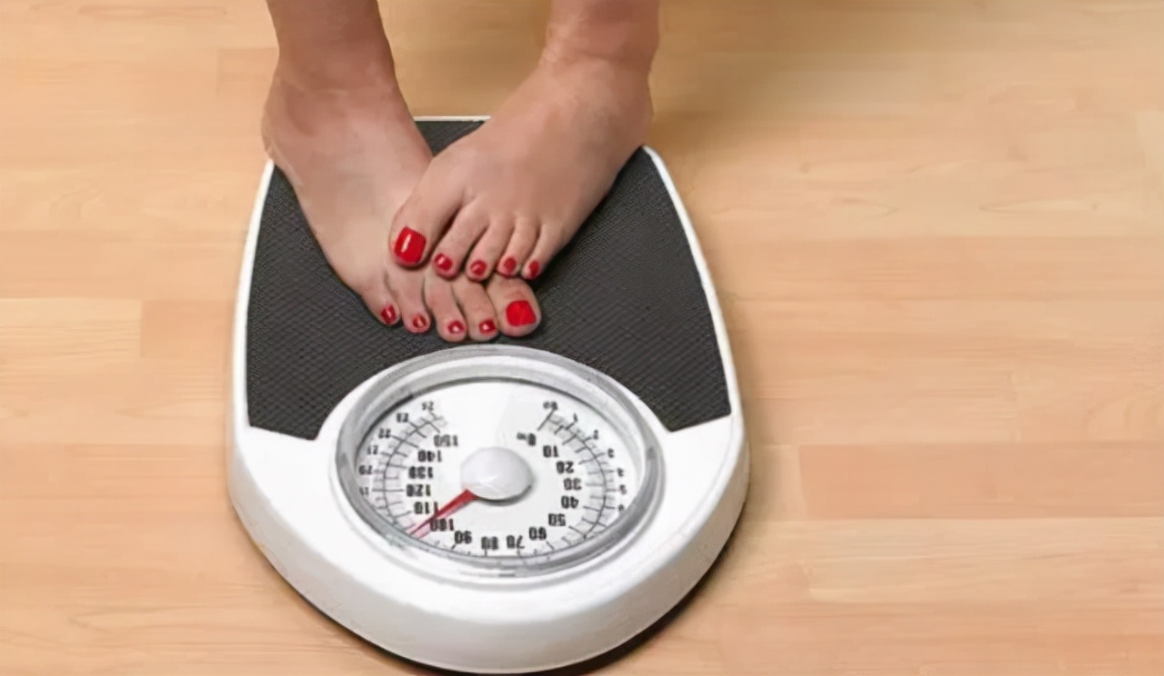 女大学生减肥一直吃零食,23岁女孩为减肥只吃水果充饥