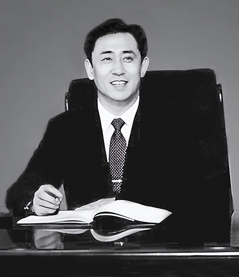 许家印第一代地产首富,许家印草根变富豪度过三次危机