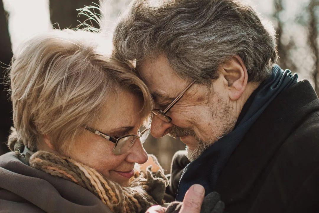 哈佛研究9个让自己贫穷的原因,哈佛研究了75年孤独是一剂毒药