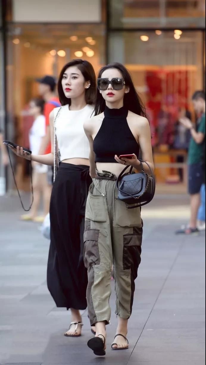 去了其他城市才知道重庆有多繁华,重庆街拍穿搭时尚多层裤