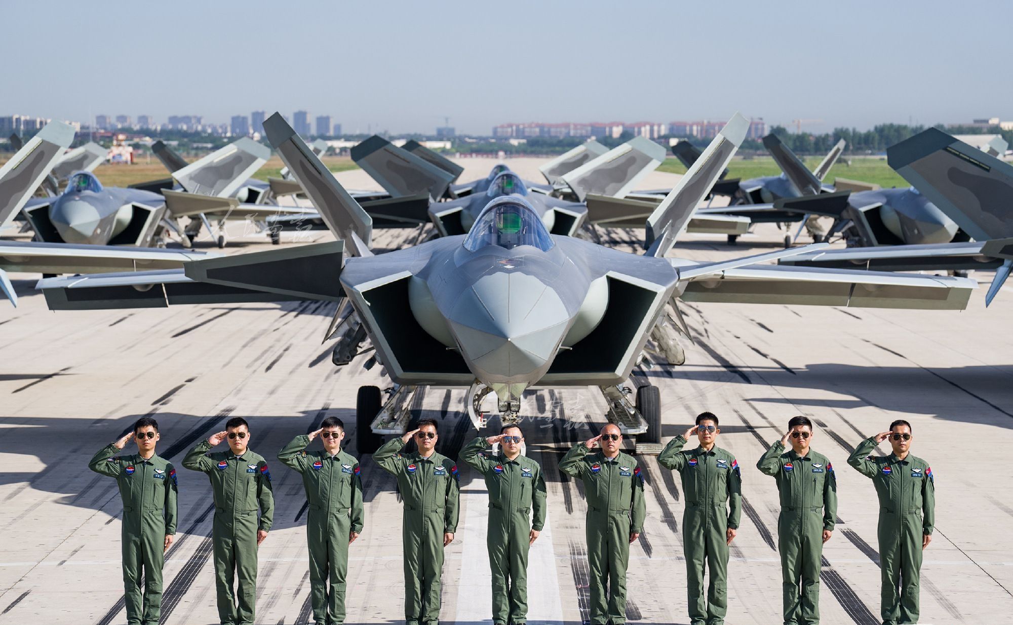 为什么飞行员都要很高,为什么飞行员的军衔都很高呢