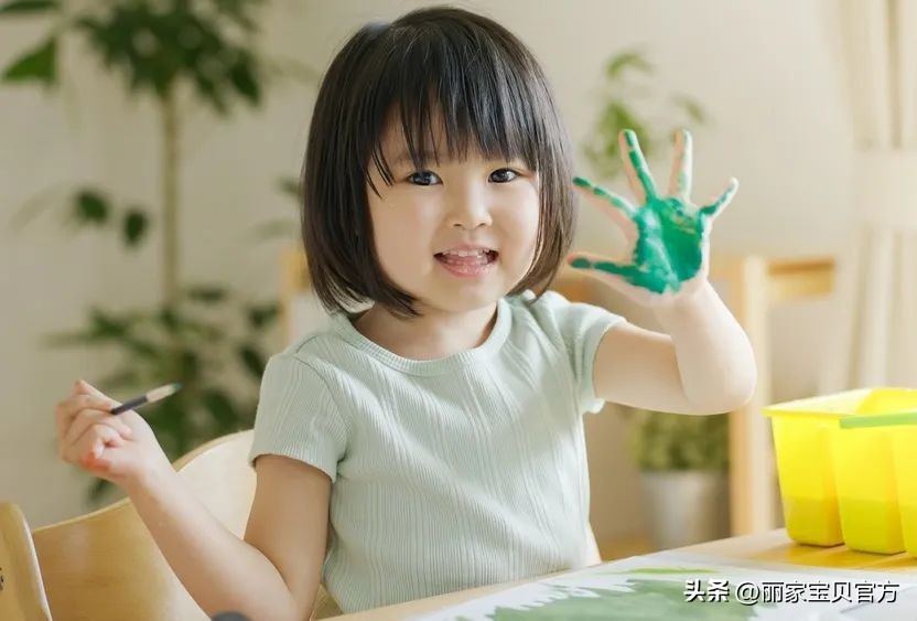 两个孩子，一个睡觉多一个睡得少，10年后的差距明显