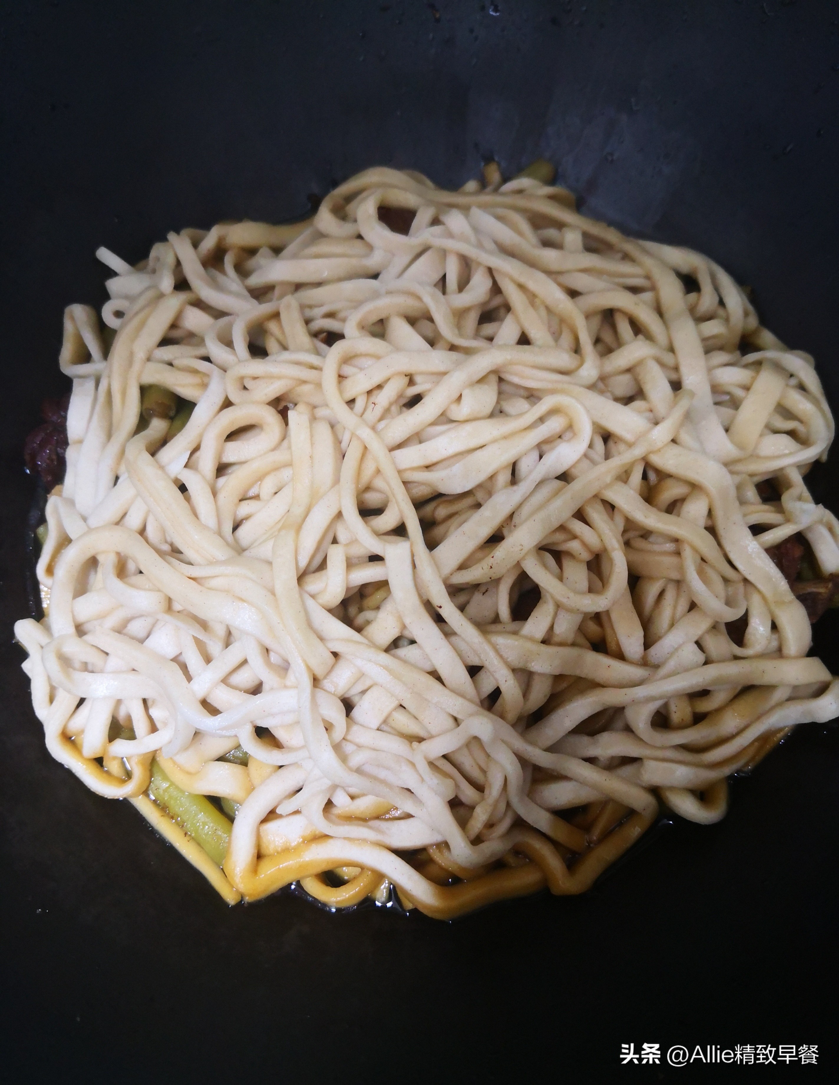 生面条做焖面怎么老是粘锅,焖面怎么做才能软烂不粘锅