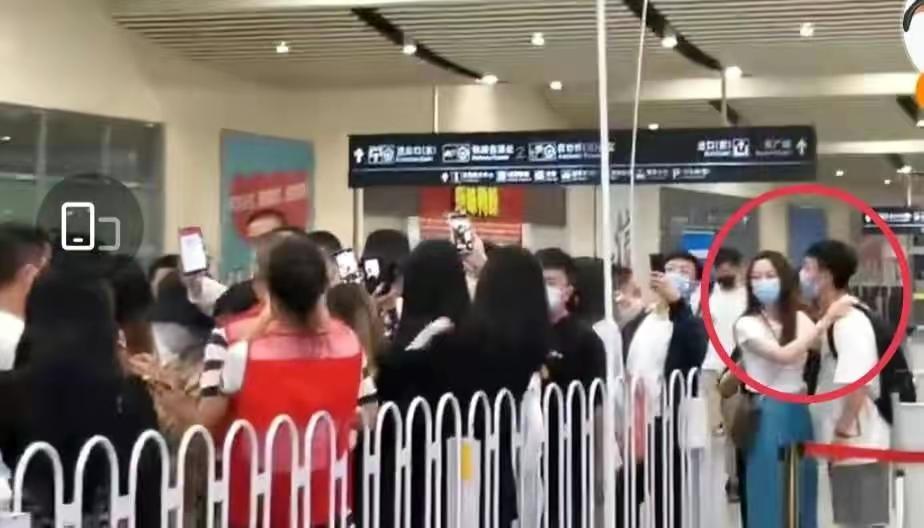 上门骚扰、扔鞋驱赶、组合拳打粉丝，连明星助理都这么嚣张了？