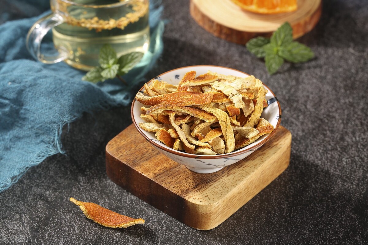 喉咙痒声音哑咳嗽有白痰吃什么药,阳过以后嗓子痒老是咳嗽怎么回事