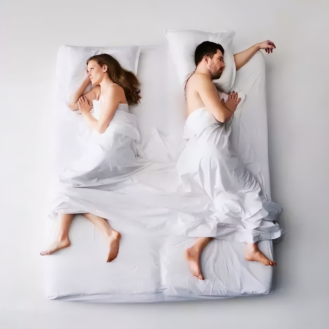 一个男人管不住女人只有两个原因,管不住女人的男人表现