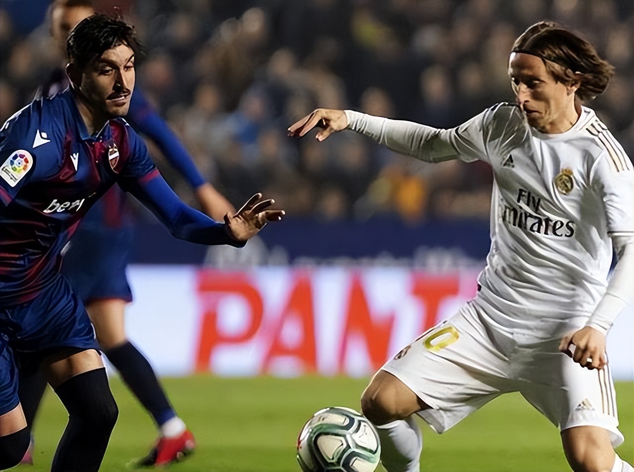 皇马三冠王夺冠合照,皇马第33座西甲冠军合照