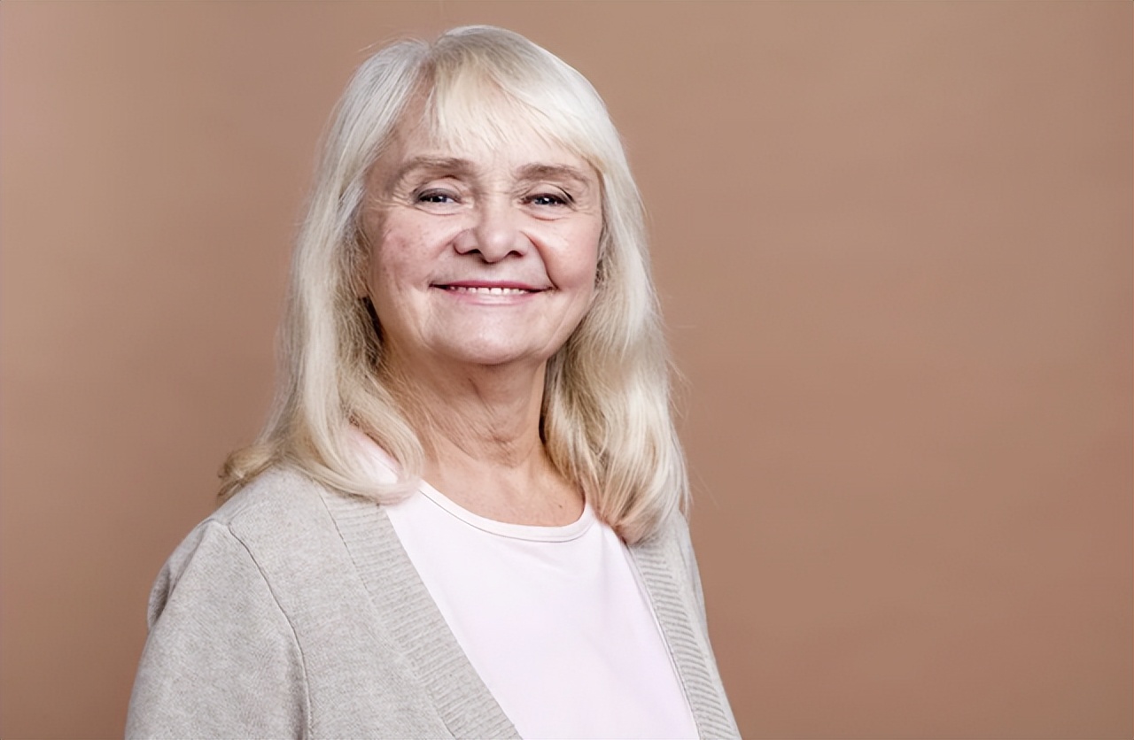 前额和头顶白发多怎么回事,右前额长白发代表什么