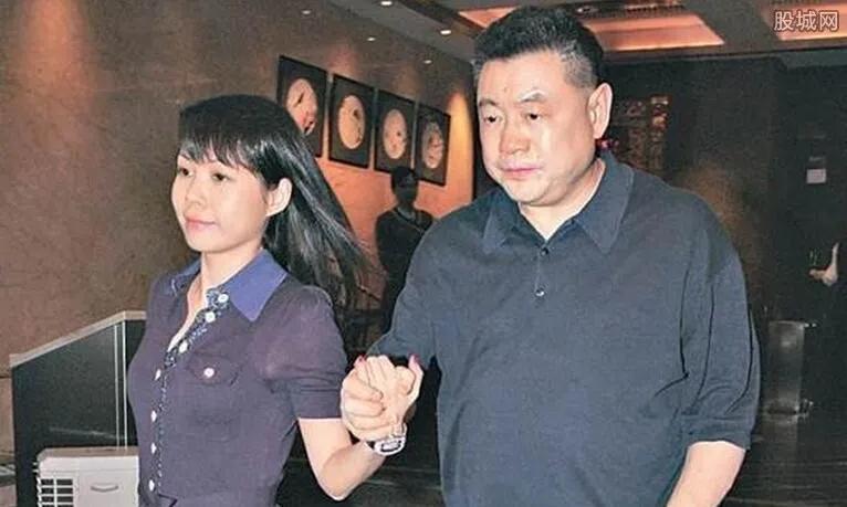 报应来了？抛弃李嘉欣、伤害关之琳后，刘銮雄快被吕丽君逼疯了