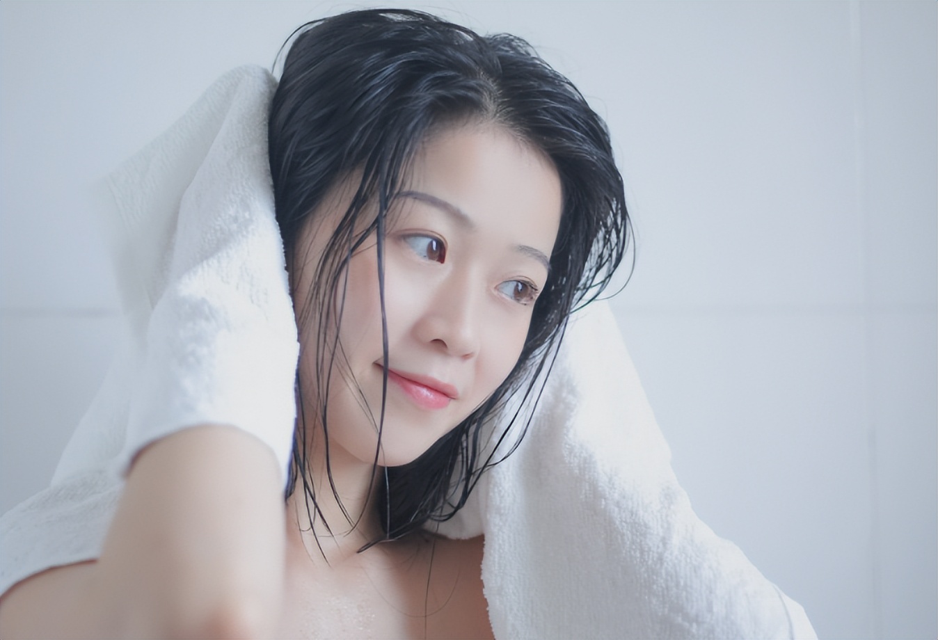 女大学生下腹瘙痒，医生夹出十几只阴虱，原来阴虱有2个传播途径