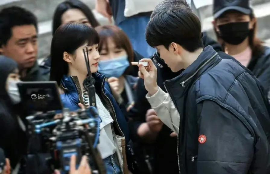 关晓彤刘海撩上去贴头皮造型,关晓彤有刘海也没刘海