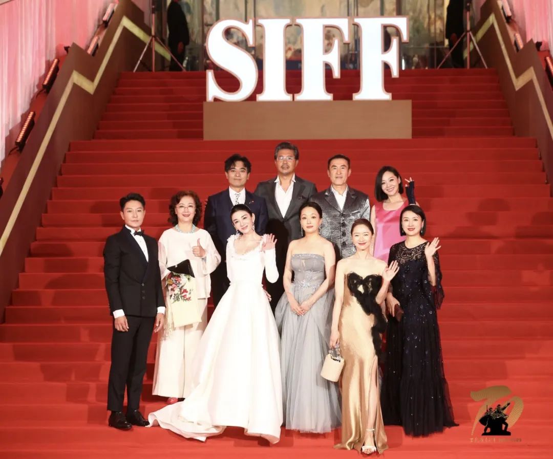 上影节红毯上影厂老演员集体亮相赵静优雅佟瑞欣挺拔于慧风情万种