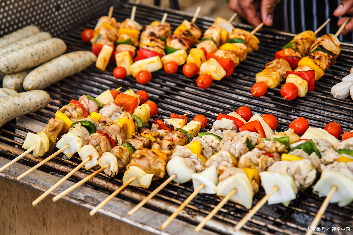 90后小夫妻摆摊卖烧烤,80后女人摆摊卖汤粉