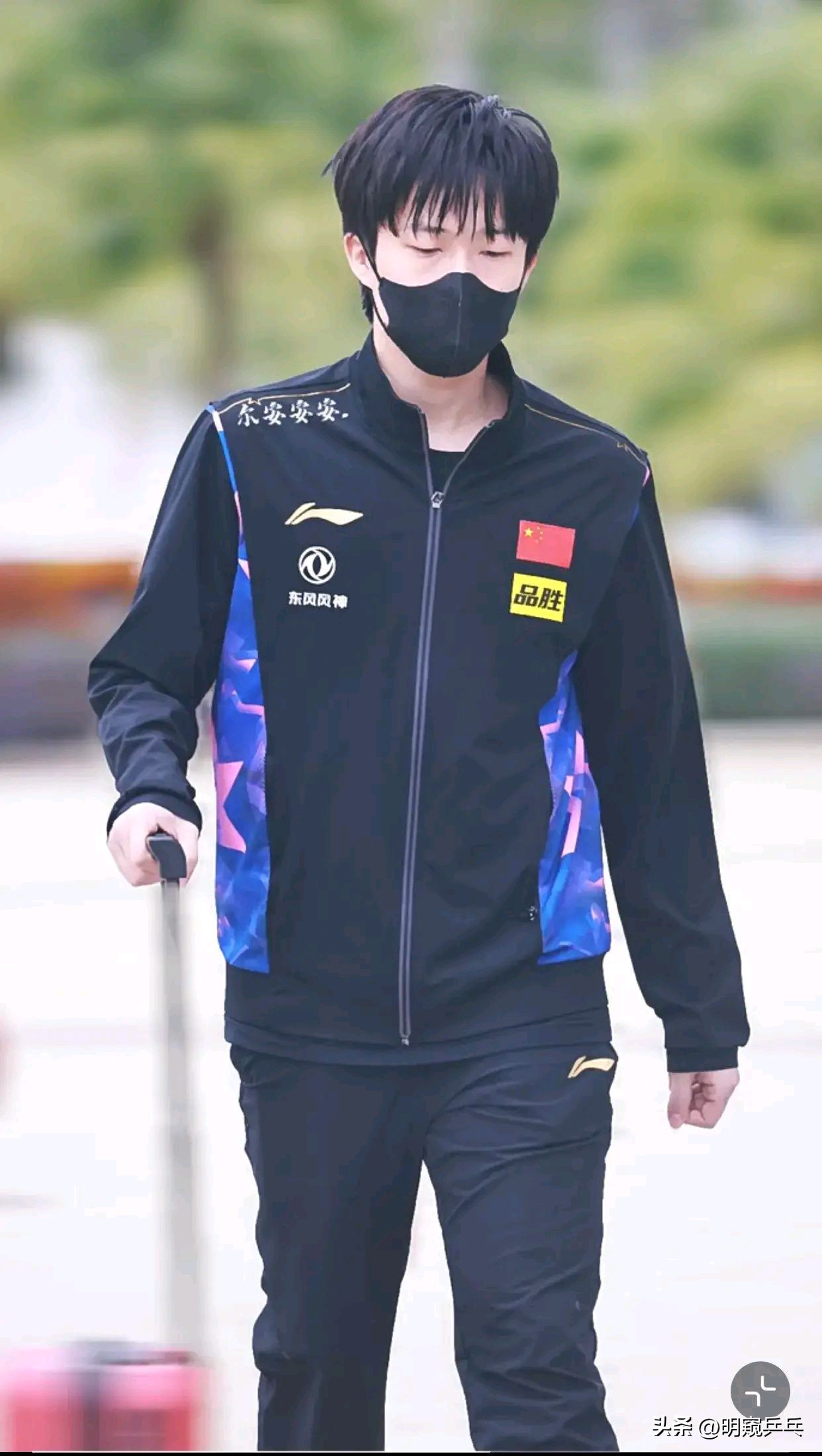 孙颖莎、王曼昱最新照片曝光！外套品牌是李宁，才800元一件！