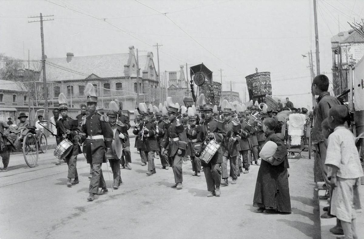 罕见照片，世界上胸最大的女人，女人舌头10.16厘米，你见过吗2