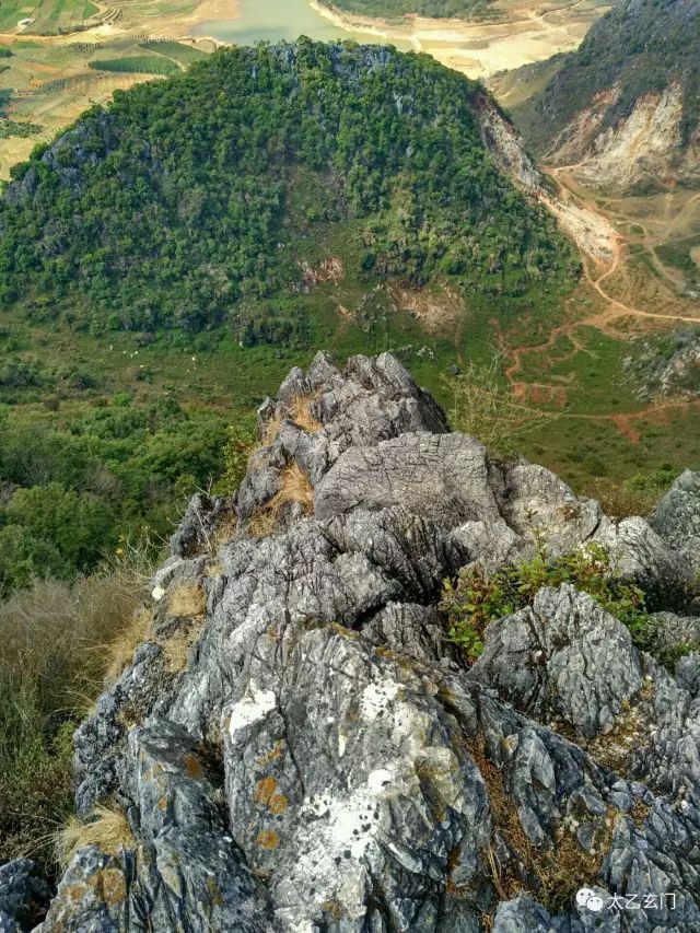 攀普洱天壁山之西门崖子：一日凌云出，群山齐失自高心