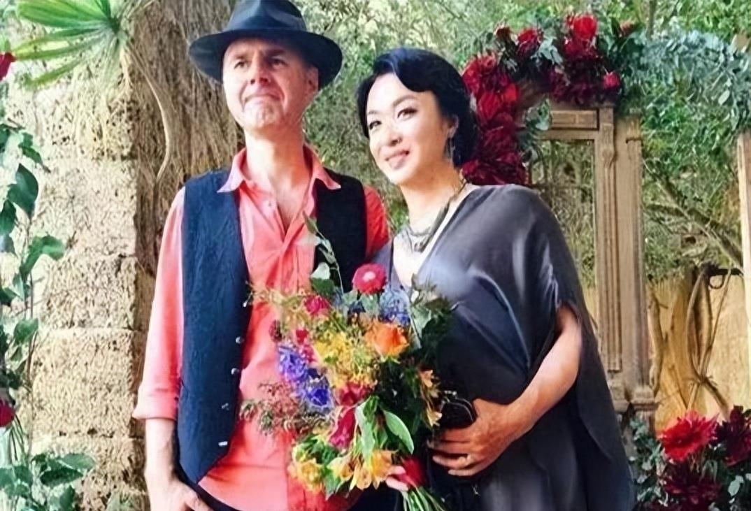 54岁金星重回男儿身现身机场,55岁金星重回男儿身了吗