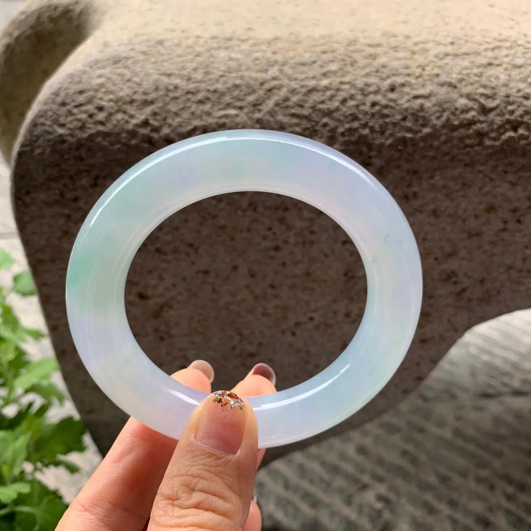 淡春彩手镯,淡春彩冰糯种翡翠手镯价值