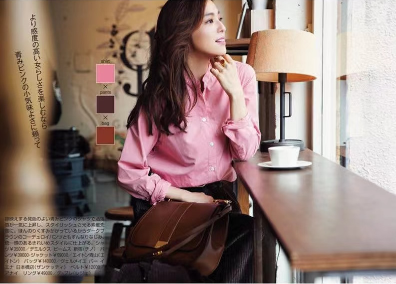 入秋后穿棕色这样配色温柔又大方,经典的4组配色穿对了显白又显贵