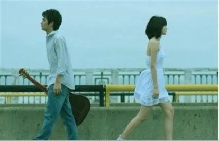 男人向左走还是向右走,男人向前走女人原地不动