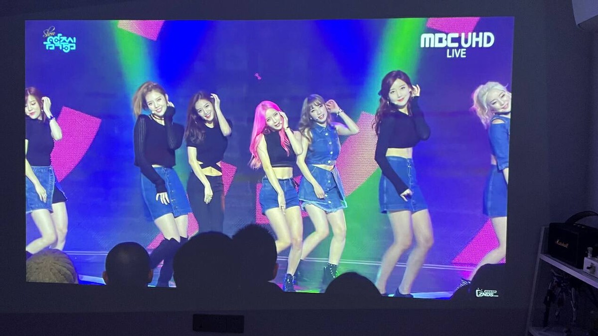 有它，挤啥电影院？AOCL1智能投影实测：2500ANSI流明+帝瓦雷调音