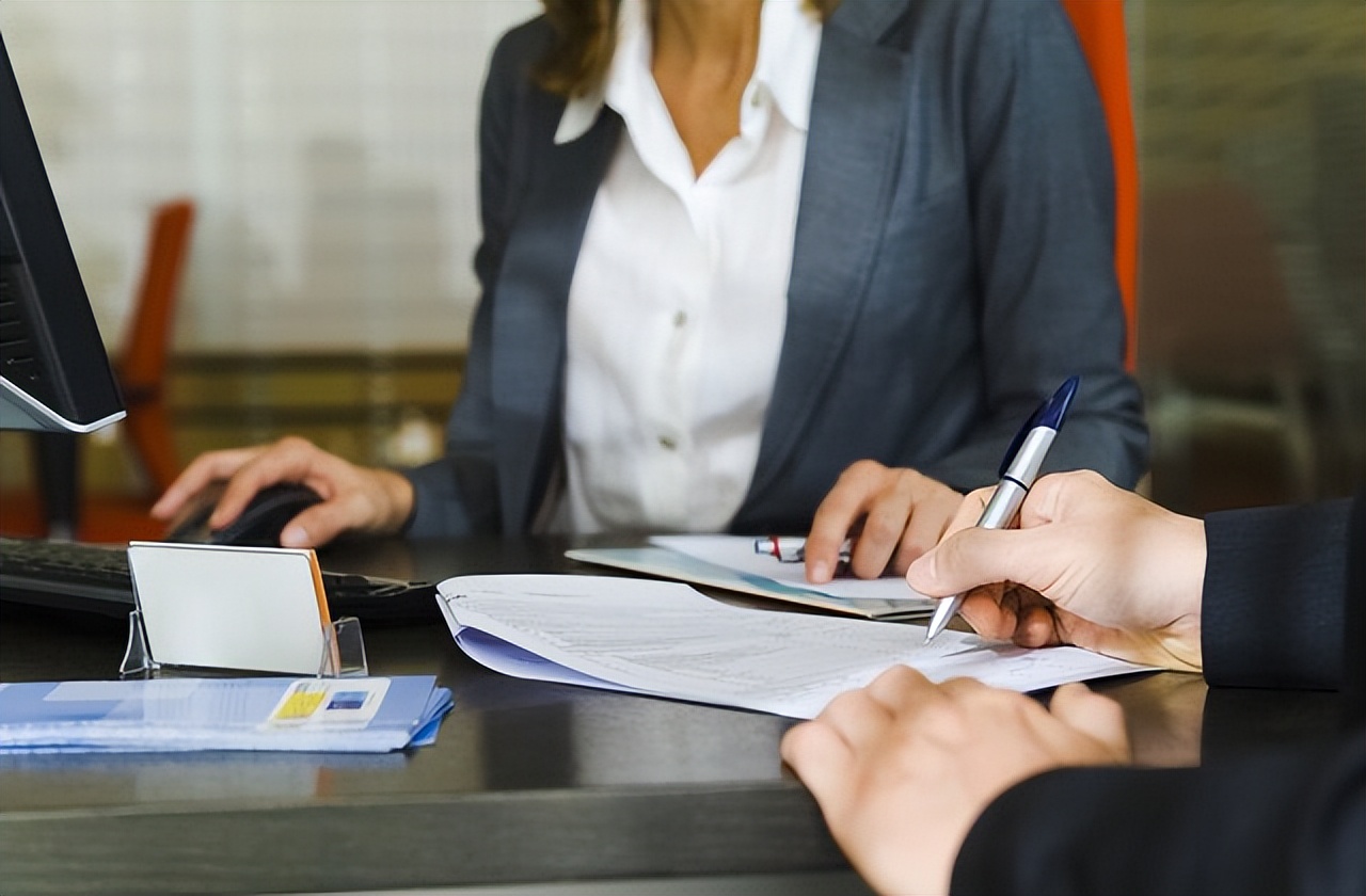 无锡市银行卡掉了可以异地补办吗,银行卡丢了里面还有钱可以补办吗