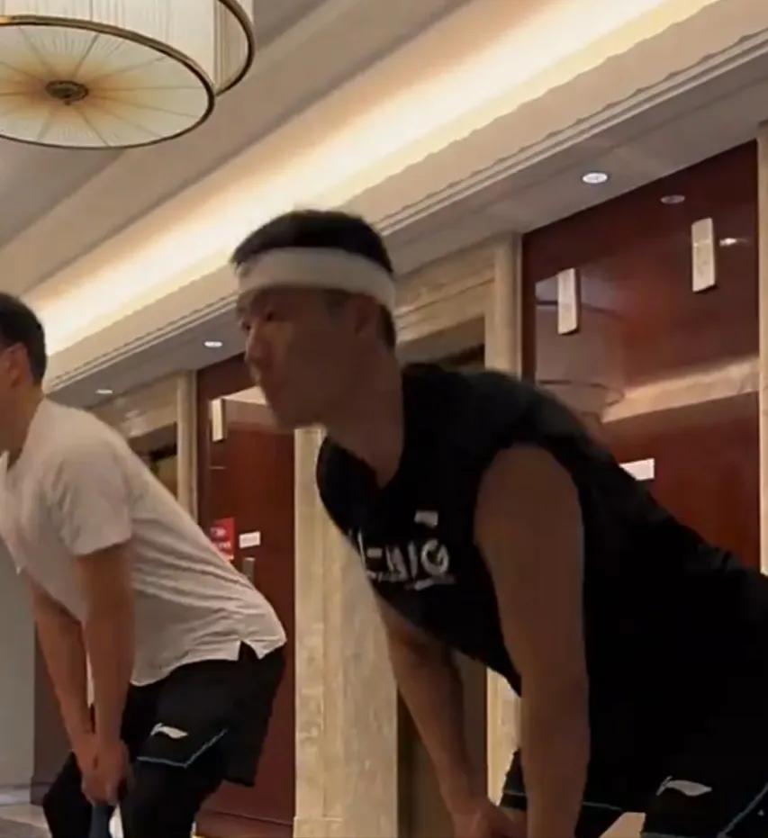 三消息！高诗岩晒训练视频，周琦与小学生合练，广东晒近期动态