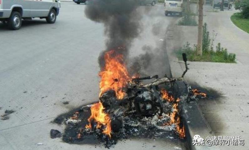 骑摩托车自燃视频,摩托车自燃停放会自燃吗